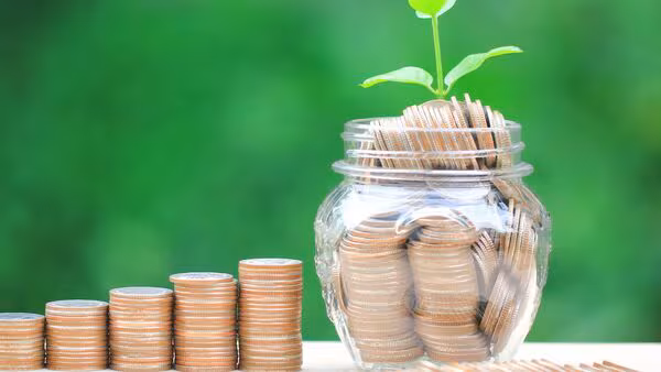 How Does a Loan Calculator Help You Save Money?